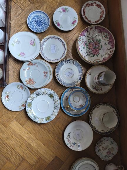 Mannette de porcelaine dépareillée, tasses et sous