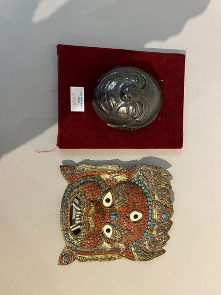 Lot comrpenant un masque incrustations de pierres 
