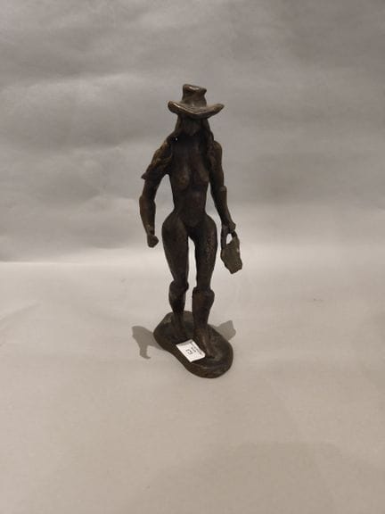 Alex GARCIA. Femme au chapeau, sac et bottes.  Bro