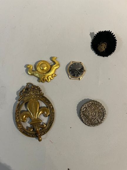 Lot comprenant une patère à décor de fleurs de lys