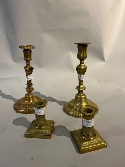 Par de candelabros de tocador de bronce, con fuste