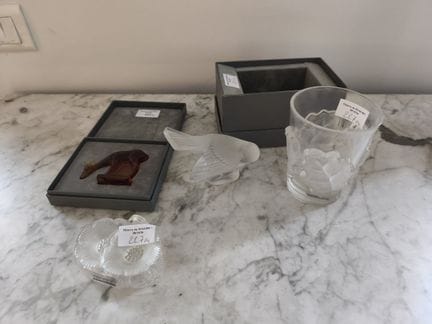 LALIQUE France 
Lot comprenant un vase à décor de 