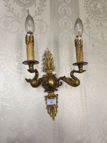 Paire d'appliques en laiton doré à deux lumières à