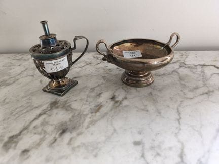 Lot : Coupe à boire sur piédouche et lampe ajourée