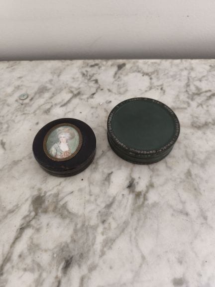 Boite en corne et miniature portrait de femme 
Sty