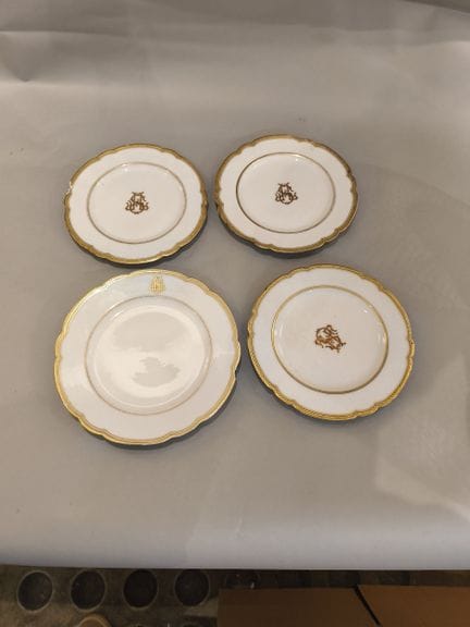 Le Rosey à Paris. Parties de services d'assiettes 