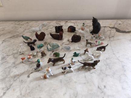 Lot d'animaux miniatures en verre, pierre dure et 
