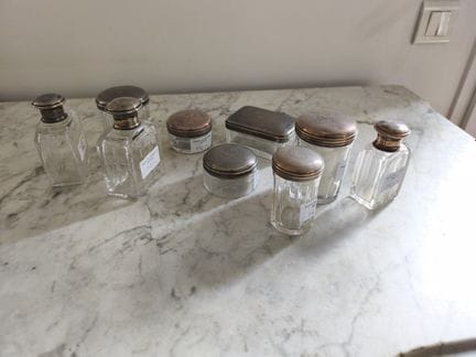 水晶与雕花银质盥洗套装，饰有数字图案
9件，存在少量瑕疵和磕碰
有使用痕迹
编号 174