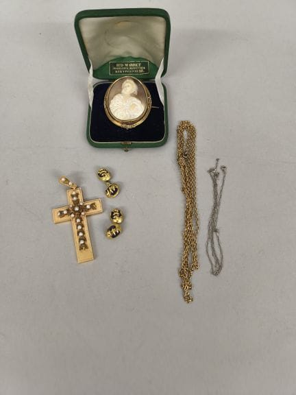 Lot en or 750°/°° comprenant : 
-pendentif Croix s