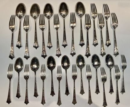 Partie de ménagère en métal argenté comprenant cin