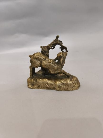 Chevreau et arbuste. Groupe en bronze à patine dor