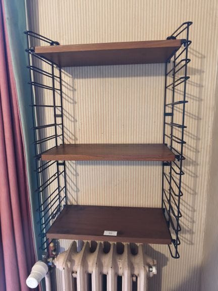 Set composto da una piccola mensola in legno e met