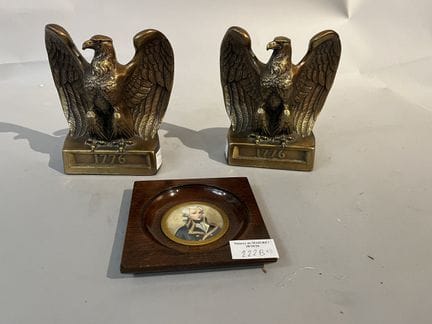 Paire de serres livres figurant des aigles en méta