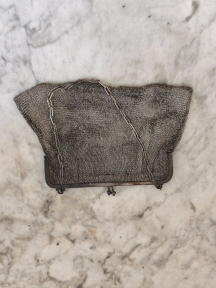 Borsa a rete argentata, ne vengono allegate altre 