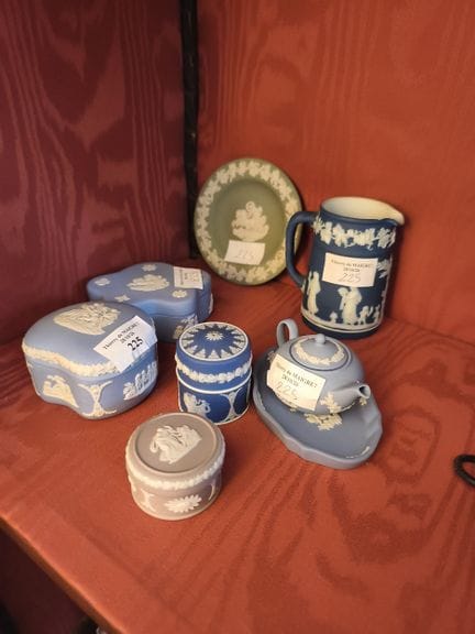 Lot de bibelots divers en Wedgwood comprenant coup