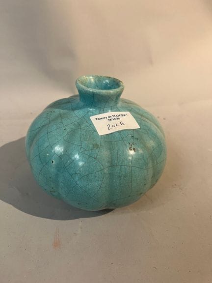 Dans le goût de l'Asie 
Petit vase boule godronné 
