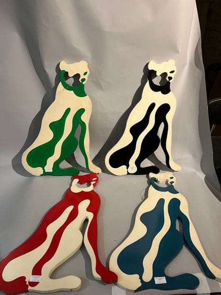 Chats bleu/ rouge /vert / noir
Quatre sculptures
i