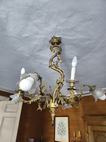 Lampadario a 8 luci in ottone dorato con decorazio