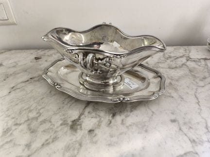 Saucière à plateau adhèrent en argent à décor de f