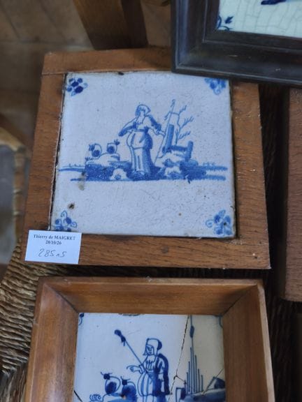 Set di quattro piastrelle in maiolica decorate in 