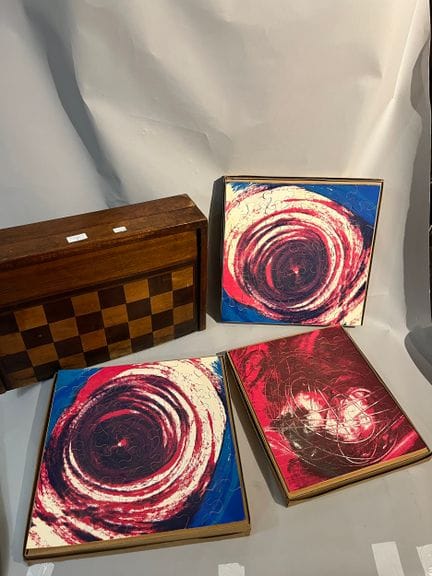 Lot comprenant un jeu de Backgammon dans un damier