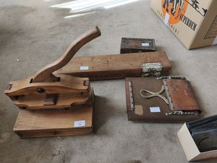 Lot comprenant du matériel de reliure dont presse,