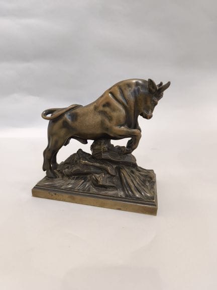 Ecole française. Taureau. Bronze à patine brune 
D