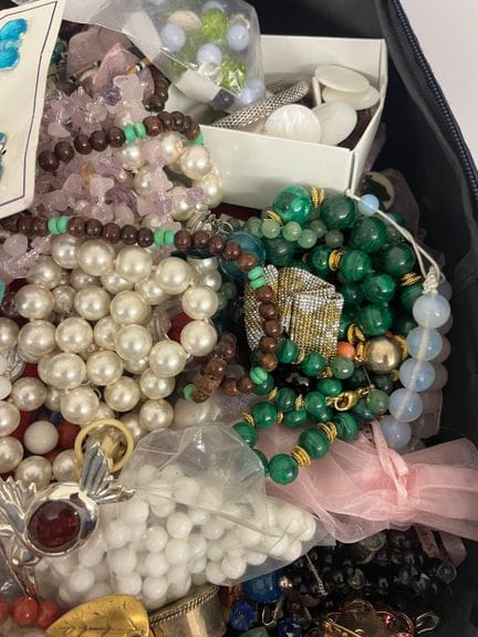 Fort lot de bijoux fantaisies dont pierres dures, 