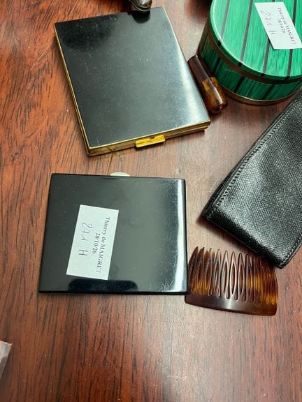 Lot comprenant médailles et pièces, peigne, boîtes
