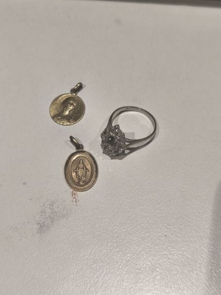Lot en or 750°/°° comprenant :
-Monture de bague 
