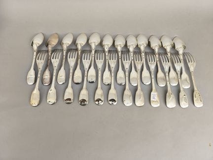Suite de 12 fourchettes et 12 cuillers de table en