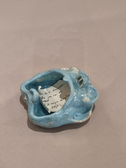 D'après Grimmer. 
Cendrier en grès émaillé bleu fi