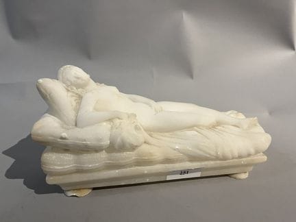 Vénus allongée, albâtre sculpté, reprise du modèle
