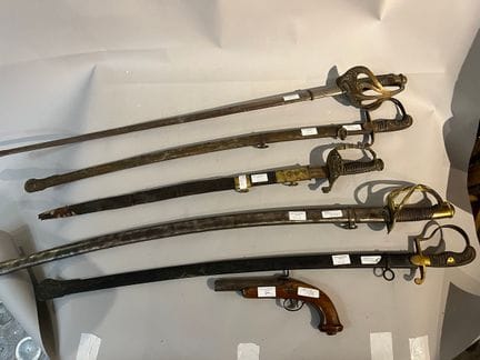 Lot de cinq sabres dont marine (en l’état) 
On y j