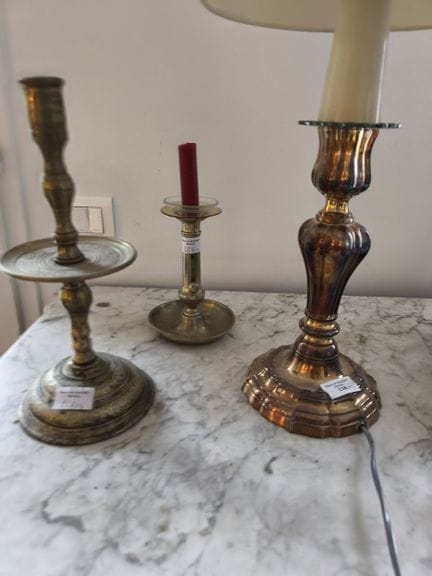 Lot de trois pieds de lampes deux en cuivre et un 