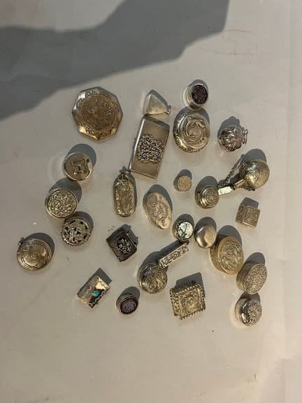Ensemble de 27 petites boites, vinaigrettes et pil