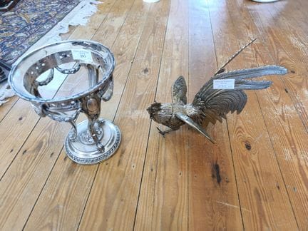 Set composto da un gallo in bronzo argentato e da 