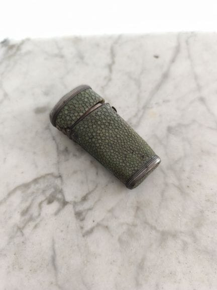 Nähset aus Silber und Rochenleder 
zwei Metalluten