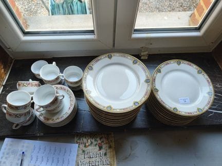 Manette comprenant une série d'assiettes en porcel
