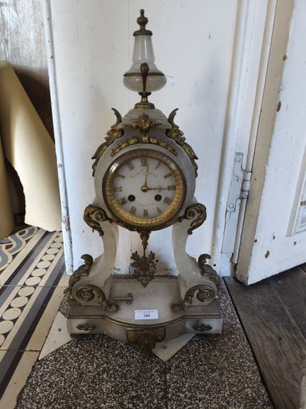 Orologio a pendolo in alabastro con decorazioni in