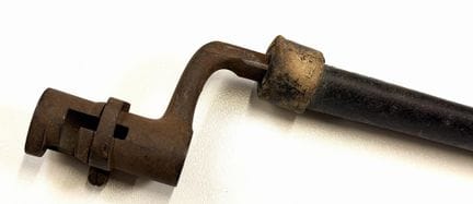 法国
1822年式刺刀
19世纪
套筒式，钢制，皮制刀鞘配黄铜镶边，表面氧化