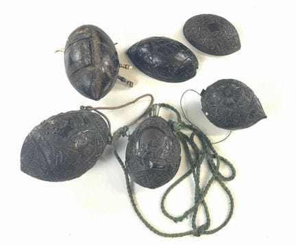 Frasco de polvo de coco 
Siglo XIX
Tallados en su 