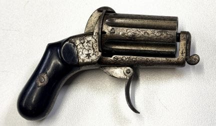 法国
德普雷兹（Deprez）转轴式胡椒壶
19世纪末
乌木握把，枪身部分带有雕刻，前端刻有制造商标