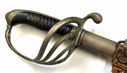 法国
1882型步兵军刀
20世纪初
四叉金属刀架，镂空木质握柄，直刃双刃，钢制刀鞘带排水槽，配有一