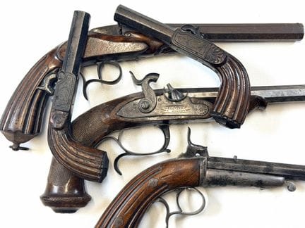 击发式手枪套装
3支射击用手枪和一对箱式手枪，状况不佳
19世纪