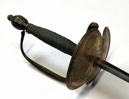 法国
1767年革命时期步兵军官剑
革命
黄铜驴步式剑柄，单侧饰有线条纹样， 剑首呈瓮形，剑身曾经修