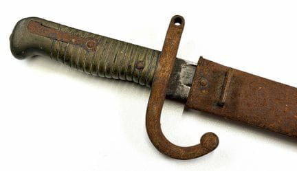法国
1866年式夏斯波刺刀
19世纪中叶
黄铜握柄，无标记的亚塔甘刀刃，钢制刀鞘，严重氧化