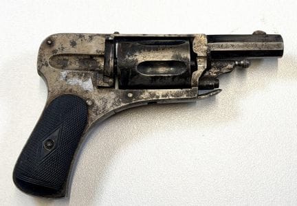 法国
无击锤式斗牛犬左轮手枪
19世纪末
枪托为精细方格纹的埃博尼特材质，枪管呈凹槽状，枪管呈棱形，