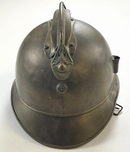 FRANKREICH
Helm eines Feuerwehrmannes 
Anfang des 