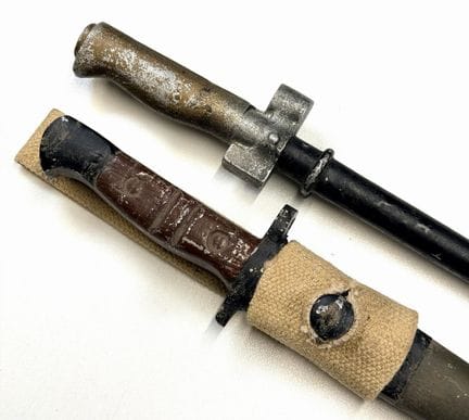 法国和英国
一套两把用于电影拍摄的刺刀
20世纪
一把勒贝尔刺刀和一把李-恩菲尔德刺刀